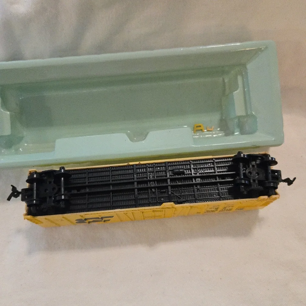 VTG Bachmann 51 Reefer Burlington Northern Yellow HO Scale Train Car 43 1009 03